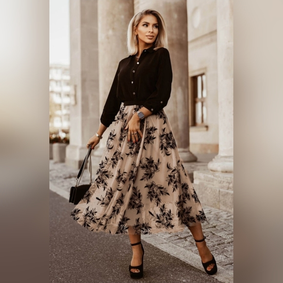 💟RESTOCKED💟 Floral Leaves Embroidered Maxi Skirt - Picture 3 of 12